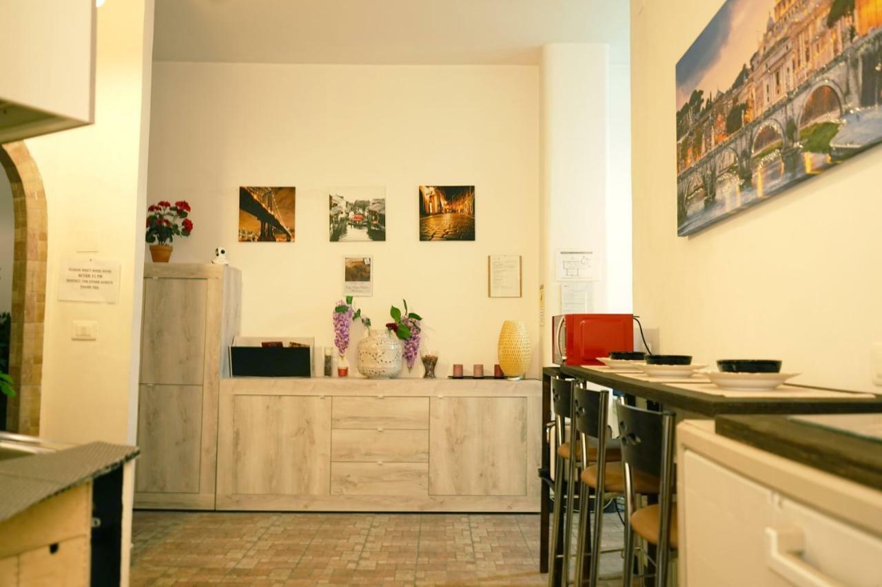 Hosting Flats Guesthouse Рим Екстериор снимка